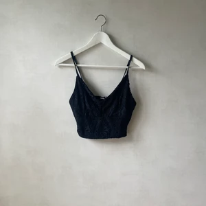 Spets linne - Plagg från bikbok, aldrig använts då den är lite stor i storleken. Nypris 300kr