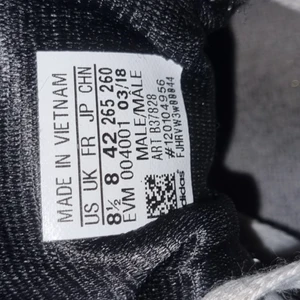 Äldre Adidas. - Ett par äldre adidas tyvärr ett litet hål på ena. I övrigt är dom super sköna. 