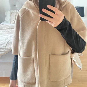 Kort kappa - Säljer denna super snygga korta kappa/ cape ifrån Zara, super mysig och perfekt till hösten!