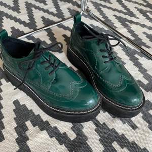 Världens coolaste gröna skor 🤠🤠 ÄLSKAR verkligen, men känner mig så överdrivet lång i dem. Bara personlig känsla 🙄 Använda kanske 2-3 gånger 💗 Skriv vid frågor 😁