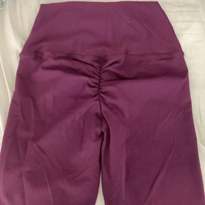 Träningsbyxor lila - Träningsbyxor från Aleaware. Aldrig använda, köpt för 800 kr. Köparen står för frakten