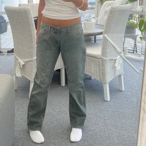 Jeans  - Säljer nu dessa super jeans som är helt oanvända💓 jeansen är uppvikta på bilderna (jag är 170cm) går lätt att sy upp eller vika ner 5cm till💓 färgen visar sig rättvisa på första bilden💓 hål genom linningen för skosnöre💓 hör gärna av er vid intresse💓