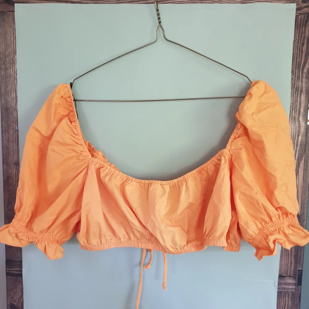 En orange crop top i storlek M (stor i storlek, kan bäras av en L också). 100 % bomull. Toppar.