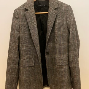 Kavaj - Grårutig kavaj från Zara i strl. S.  (Är 153cm lång)