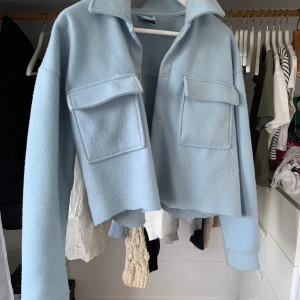 Höst/vår jacka - En jacka i jättefin färg! Perfekt inför hösten, andvänd ungefär en säsong, fint skick. Nypris- 599kr💕 