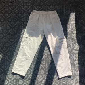Sweet Sktbs Sommarcargos - Supersnygga Sweet Sktbs cargos i storlek M Passar även S & L (ca 31/32) Nypris 650kr Nyskick, frakt ingår!☺️