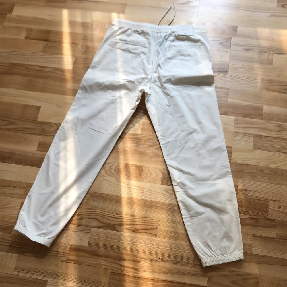 Säljer ett par vita byxor, storlek M, aldrig andvänt då dom är för stora på mig,. Jeans & Byxor.
