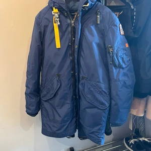 Parajunper  - En mörk blå parajumper i storleken L. använd ett fåttalgånger då det blev i fel storlek. Den är självklart äkta och alla tags och den extra patchen finns kvar. den är i en mycket bra condition och ser helt ny ut 9/10