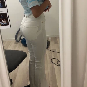 Vita flare - Säljer dessa vita flare byxor från bershka, köpta förra året och använt fåtal gånger. I mycket bra skick. Är 165 cm och längden är bra. Säljer pågrund av att de ej kommer till användning 