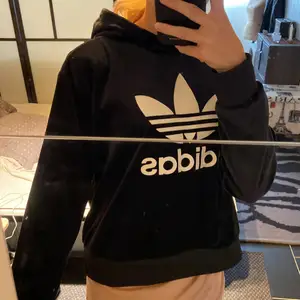  en jätte skön Adidas luvtröja. Skönt på dem på sommaren och vintern då den inte är jätte tjock. Hör av er om det finns intresse😁