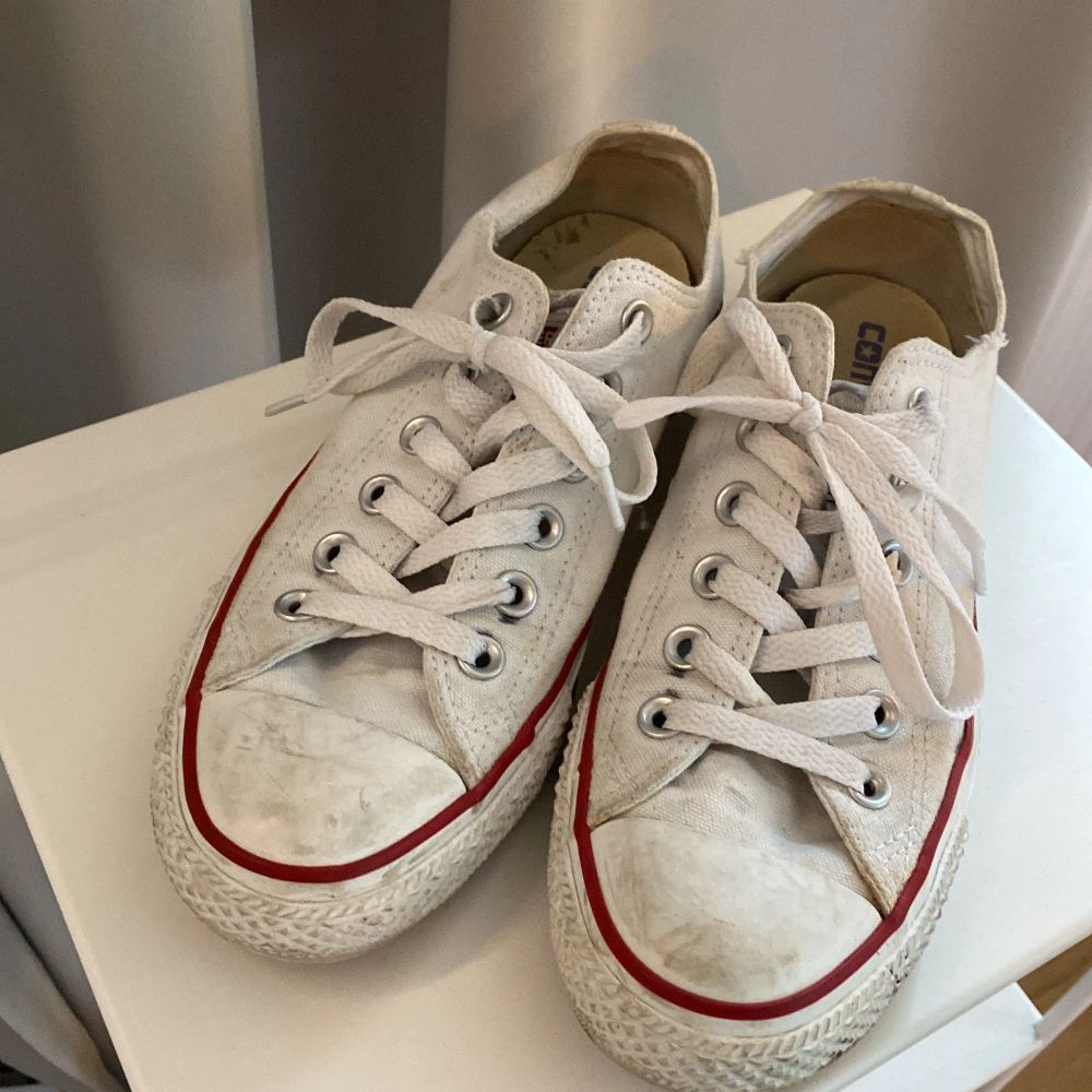 Här är ett par jätte fina Converse skor som inte är till Användning mer💗 fråga bara om fler bilder.. Skor.