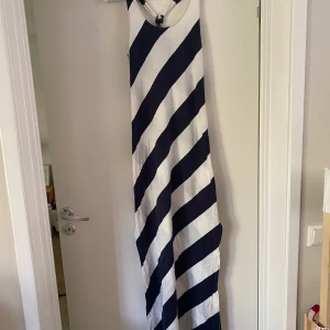 Randig klänning - Säljes då den inte används längre, fint skick. 