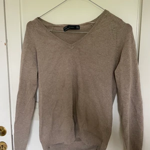 Beige tröja från Zara - Säljer min beigea tröja från Zara i storlek L (Fast sitter som en XXS/XS/S. Säljer p.g.a att det inte är min stil längre. Köparen står för frakten 💓 TRYCK INTE PÅ KÖP NU!! 