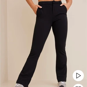 Svarta kostymbyxor  - Ett par svarta kostymbyxor från Only köpta på Nelly! De är aldrig använda och lappar sitter kvar⭐️ Strl S längd 32 och för mig som är 160 så slutar de vid foten, då jag ville ha de så att de går ned hela vägen när jag har skor på mig! Ord. Pris är 399:- 🖤