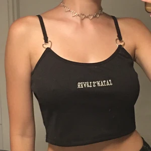 Topp - Svart topp med ”Satans Lover” på🤘Den är helt oanvänd💖💕💗