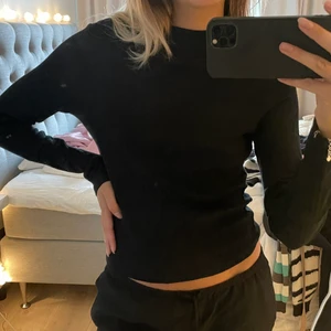 Tröja - Svart tight långärmad tröja. Tryck på kontakta, ej köp nu❤️