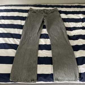 Hope rush denim strl 28 - Säljer nu mina hope rush denim pga för små. Använda ca 3 gånger. Översta knappen har lossnat därav priset. Däremot skickas knappen med som har lossnat i paketet. Nypris: 1400kr