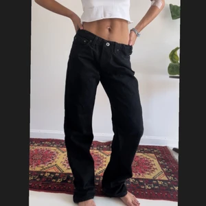 Baggy svarta jeans - Skitsnygga svarta baggy jeans från MC.GORDON. Har sytt in ett snöre på insidan av midjan så man slipper ha skärp! 🔒❤️