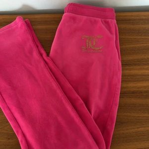 Juicy couture sett - Säljer detta juicy cotuore settet, använd 2 ggr och säljer pga att jag inte använder det längre. Jätte bra skick och passar strl xs/s. Buda från 800, köpt för 2000🥳💕