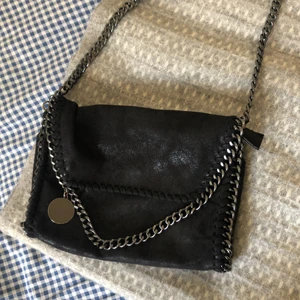 Stella liknande väska! - En trendig stella liknande väska som glittrar😍 köpt här på plick, i fint skick med lång kedja!