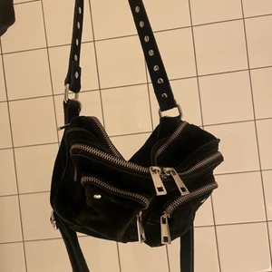 NUNOO - Ellie Suede Black - NUNOO - Ellie Suede Black  Sparsamt använd. Nypris 1 499 kr.