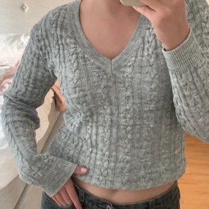 Stickad tröja  - Fin stickad tröja i mycket bra skick! Storlek XS men passar perfekt på mig som har S/M så skulle säga att den passar allt mellan XS och M beroende på hur man vill att den ska sitta! Säljer då den inte kommer till användning!🤍🤍 Kan mötas i Umeå annars tillkommer fraktkostnad. 