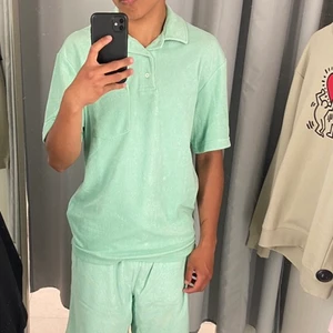 Frotté skjorta - Säljer denna frotté tröja från hm då den inte kommer till användning. Tröjan är i storlek xs men sitter perfekt på mig som har S i vanliga fall. Använd Max 3 gånger och är i dunderskick. Skriv privat för mer bilder. Skick 9/10 storlek Xs