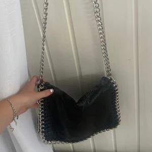 Väska - Säljer denna väskan som inte riktigt kommit till användning så den är i fint skick. Köparen står för frakten:)