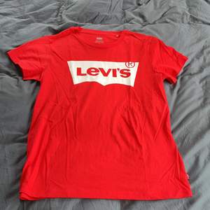 Säljer denna helt oanvända t-shirt från Levis. Den är röd och i storlek M