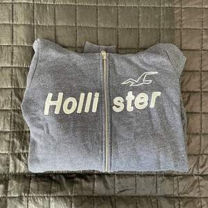 Säljer den här koftan från Hollister på grund av att jag inte använder den! Det är storlek XS 🌼 Överlag en fin kofta! Säljer för 75kr+frakt ✈️