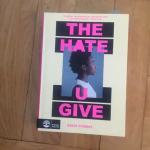 Säljer the hate u give boken. Är i mycket bra skick. Kan frakta och mötas upp i Jönköping. Boken är på svenska.