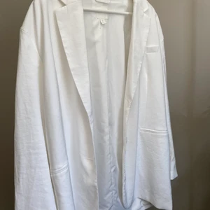 Vit kavaj - Vit kavaj från hm använd ett fåtal gånger! Oversized och ganska tunn i materialet! 