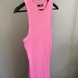 Klänning bikbok - Använd ca3gången då jag inte gillar tajta kläder! Säljer då jag troligen inte kommer använda den igen!