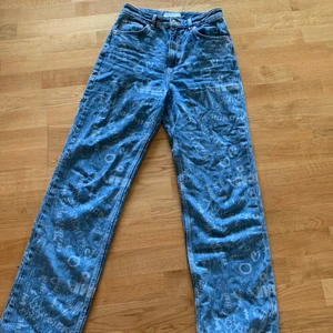 Jeans från pull and bear - Jeans köpa från pull and bear förra sommaren, säljer dom eftersom att ja inte använder dom  för att ja inte gillar trycket på dom. Helt normala i storleken passar fortfrande på mig som brukar ha 36, köpte dom för 400 eller 500kr och säljer för 150kr😊