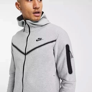 Nike tech fleece herr  - En Nike tech fleece grå som är i väldigt bra skick men kommer aldrig till användning 