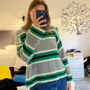 Stickad tröja - Söt randig stickad tröja från Urban Outfitters i bra skick!