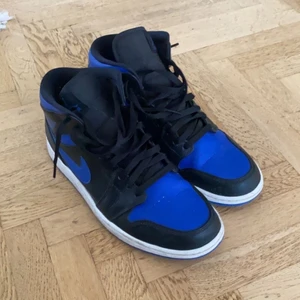 Jordan 1 storlek 45 - Blåsvarta jordan 1 skor i storlek 45, skick 7/10 använda ett par gånger