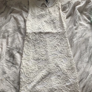 Spetsklänning - Fin spetsklänning, använd men fint skick. 