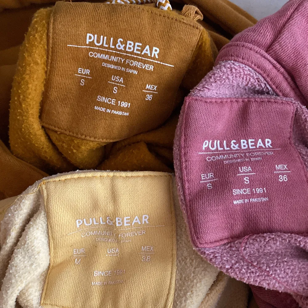 3 färgglada hoodies från Pull&Bear i helt okej skick. Säljer den gula för 100 kr och de andra för 150 kr styck. Köpta för 300 kr/st.  Kontakta vid fler frågor:). Tröjor & Koftor.