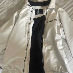 Vit höst jacka  - Säljer min sail jacka jätte fin men har endas ett hål i vänster fixan! Stolek m 