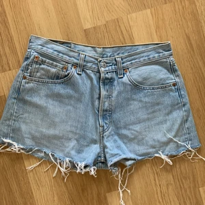 Levi’s shorts  - Levi’s shorts 501 ljus Denim, storlek 31. Nyskick. Köparen står för frakten 