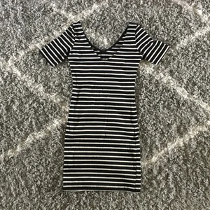 Striped Bodycon Dress -  färg: black & white 💘  Jag köpte den för 299 kr 💌  stretchy fabric 