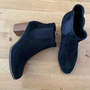 Svarta stövletter i mocka - Stövletter i svart mocka (mockaimitation) i storlek 40 från Din Sko. Använda ett fåtal gånger.