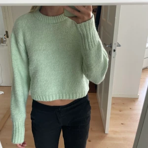 Stickad tröja - Grön stickad tröja från zara i superbra skick. Köpare står för frakt.