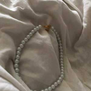 Pärlhalsband  - Pärlorna är gjorda av glas.  Kontakta mig för att köpa 
