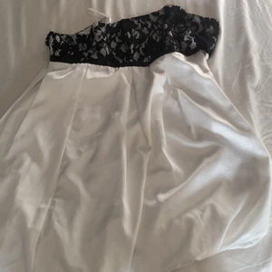 Klänning från Zoul - Vit klänning med svarta detaljer märke zoul strl 34 kostade runt 300kr säljer för 100kr