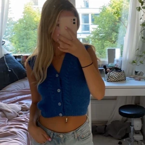 Blå topp xs - Söt blå topp/väst i storlek xs/34. Köptes på secondhand så märket e okänt. Köparen står för frakt 👌🏼💕🫶🏼