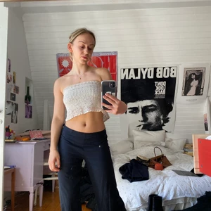 Virkad tubtopp! - Verkligen DIY:ad topp haha men så snygg! Virkat krämvitt material som jag fäst där bak med en säkerhetsnål. Snygg till fest!