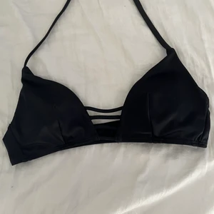 Bikini överdel - Säljer denna oanvända bikiniöverdel pga att den inte passar och ej gick att returnera. Endast testad och lappen är kvar! Köparen står för frakten 