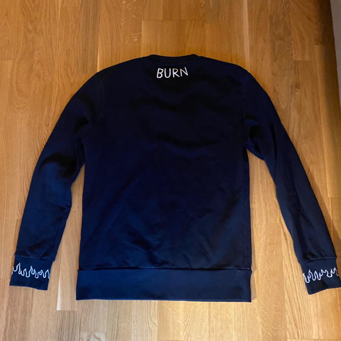 Sweatshirt Med Eld Detaljer (S) - 91
